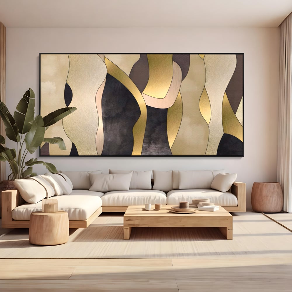 Tablou canvas cu tablou canvas cu forme abstracte aurii, in rama de aluminiu negru, pe perete intr-un living